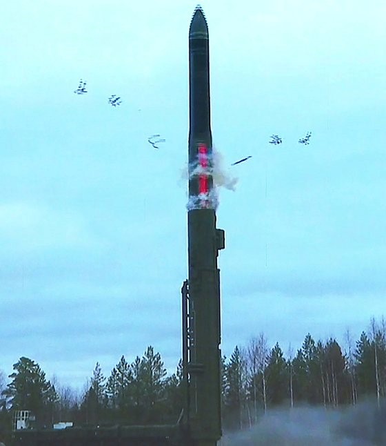 图为26日，向美国通报即将实施常规核战争演习“雷霆”(Grom)的俄罗斯在普列谢茨克航天发射基地正准备试射最大射程达1.2万公里、最高速度达20马赫以上的“亚尔斯”洲际弹道导弹(ICBM)。俄罗斯国防部当天还公开“轻舟”(Sineva)潜射弹道导弹(SLBM)、“锆石”(Tsirkon)高超音速导弹、“金扎尔”(Kinzhal)巡航导弹的试射场面。 【照片来源：欧新社·路透社=韩联社】