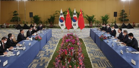 图为当地时间15日，尹锡悦总统在印度尼西亚巴厘岛举行的中韩首脑会谈上发言。【照片来源：韩联社】