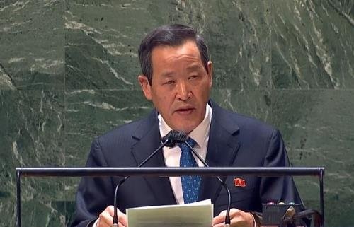 图为朝鲜驻联合国大使金成在联合国紧急特别会议上发言。【照片来源：联合国Web TV截图】