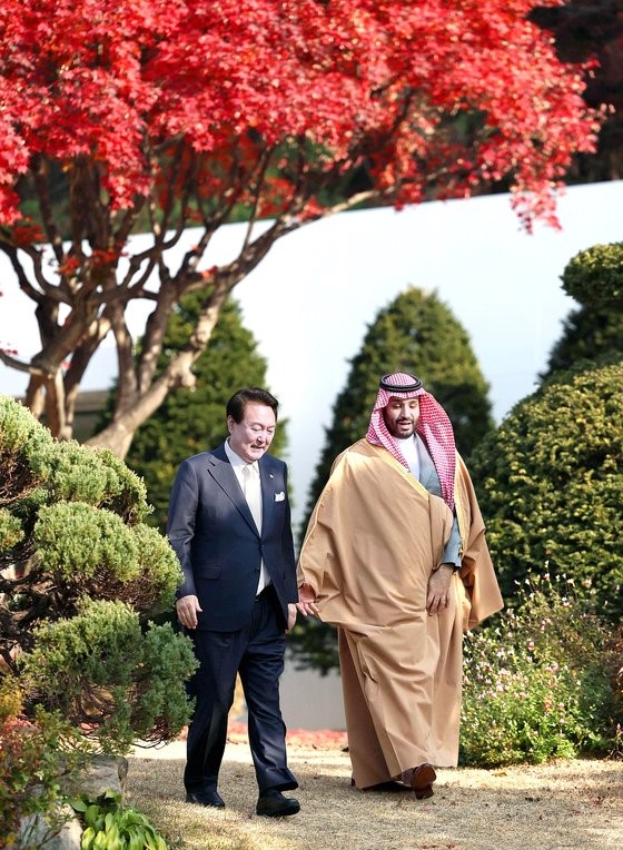 图为17日，尹锡悦总统在位于首尔市龙山区汉南洞总统官邸与沙特阿拉伯王储兼首相的穆罕默德·本·萨勒曼结束会谈后正在愉快交谈。【照片来源：韩总统室】