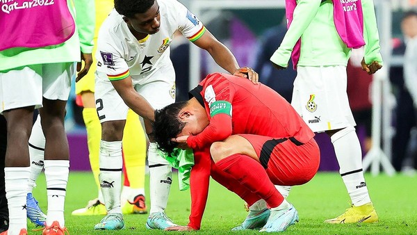 28日下午(当地时间)，在卡塔尔阿尔赖扬教育城的体育场举行的2022卡塔尔世界杯小组赛H组第2轮比赛中，韩国队以2比3惜败加纳队。图为比赛结束后，孙兴慜选手因遗憾而流下了眼泪。当天的镜头中，还捕捉到为了胜利不惜用头顶球的孙兴慜摘下面具、用手揉搓受伤部位的样子。【照片来源：韩联社】