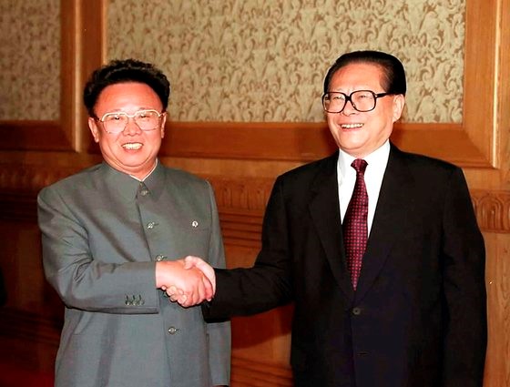 图为2000年6月1日，中国前国家主席江泽民(右)在北京会见时任朝鲜国防委员长金正日并握手致意。【照片来源：美联社=韩联社】