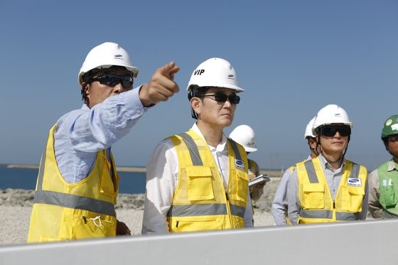  “中东为寻找新的增长动力正在推进‘大变革’，这是一片充满机遇的土地。虽然处境艰难，但让我们果敢地挑战吧”。当地时间6日，作为就任后的首次海外行程，三星电子董事长李在镕访问了阿联酋(UAE)巴拉卡核电站建设现场，并向员工们强调了上述挑战精神。巴拉卡核电站是包括三星物产在内的“韩国团队”(Team Korea)承揽的首个海外核电站建设项目。【照片来源：三星电子】