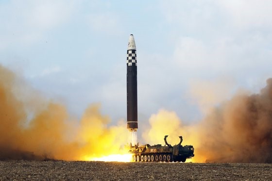 图为11月18日，朝鲜试射新型洲际弹道导弹(ICBM)“火星-17”型的场景。【照片来源：NEWS1】