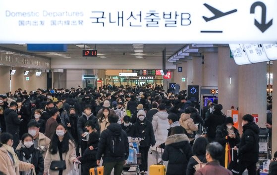 12月22日，济州山区发布大雪警报。随着当天济州机场发布了风切变(Wind shear)预警，预定的韩国442多个国内航班中有236个韩版被取消。当天，济州机场因没能坐上飞机的游客蜂拥而至而拥挤不堪。据韩国气象厅介绍，今天(12月23日)气温将进一步下降，是今年入冬以来最冷的一天。首尔最低气温为-14度，江原部分地区为-20度，风也很大，预计首尔地区的体感温度为-22度。 【照片来源：NEWSIS】