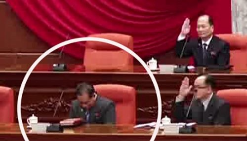 图为朝鲜劳动党前中央军事委员会副委员长朴正天在劳动党全体会议上就解除本人职务举手表决时低下了头。【照片来源：韩联社】