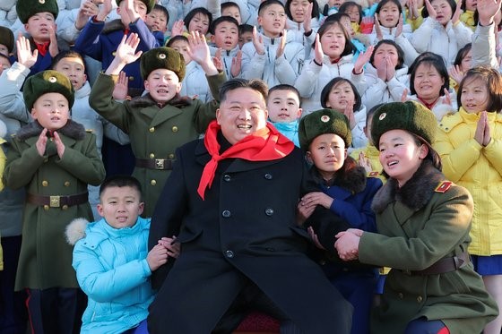 图为本月2日，朝鲜劳动党机关报《劳动新闻》报道称，劳动党总书记金正恩与参加朝鲜少年团第九届大会的孩子们进行了拍照留念。【照片来源：NEWS1】