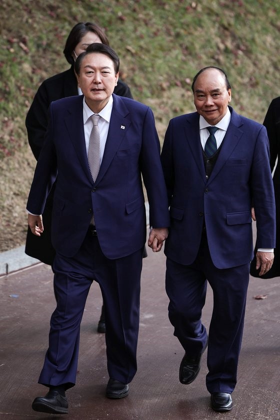 图为去年12月6日，尹锡悦总统(左)在青瓦台常春斋会见正在对韩国进行国事访问的越南国家主席阮春福。【照片来源：韩总统室】