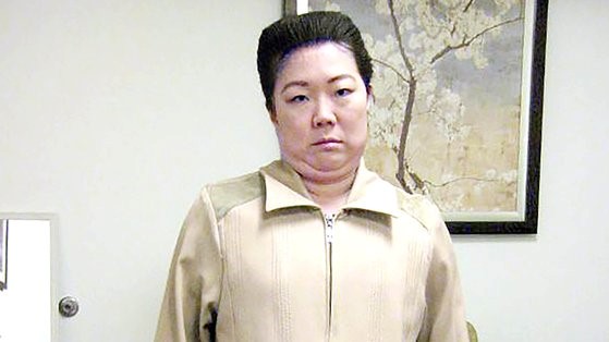 图为在情景喜剧中饰演朝鲜国防委员长金正日的赵牡丹。【照片来源：Margaret Cho主页】