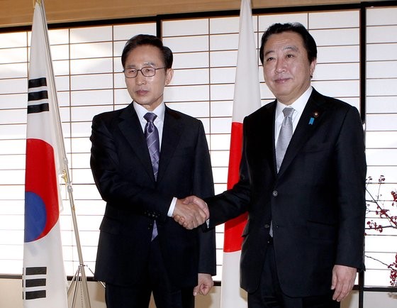 图为2011年12月18日。时任韩国总统李明博和日本首相野田佳彦在京都迎宾馆举行首脑会谈前握手致意。会谈结束后，两国首脑间的穿梭外交实际上被中断。【照片来源：中央图片库】