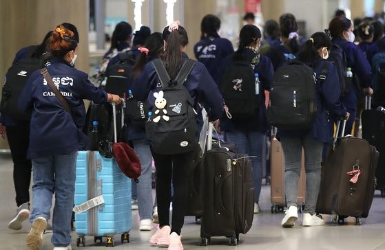 图为去年7月外籍劳动者经由仁川国际机场入境韩国。【照片来源：NEWS1】
