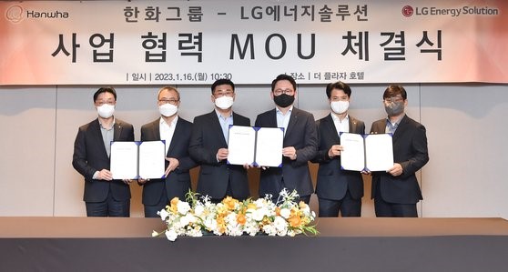 图为16日，LG新能源和韩华集团有关人士在首尔中区广场酒店签署了电池领域合作谅解备忘录。【照片来源：韩华集团】