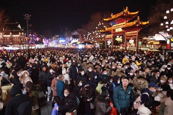 图为在中国春节假期的1月24日，南京夫子庙一带的游客摩肩接踵。【照片来源：法新社=韩联社】