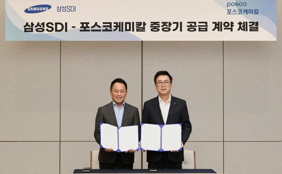 韩国浦项化学与三星SDI签订了电池正极材料中长期供应合同。照片左起依次为三星SDI社长崔轮镐和浦项化学社长金俊亨(音)。【照片来源：POSCO Chemical】