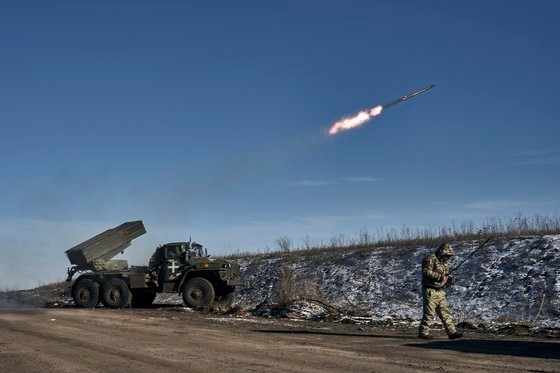 图为当地时间1月11日，在乌克兰东部顿涅茨克索莱达尔附近前线，乌克兰军队正向俄罗斯军队的阵地发射格拉德多管火箭炮。【照片来源：美联社=韩联社】