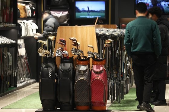 随着韩国高尔夫球人口增加，市场也在不断扩大。图为首尔某百货商店内的高尔夫用品店。【照片来源：韩联社】