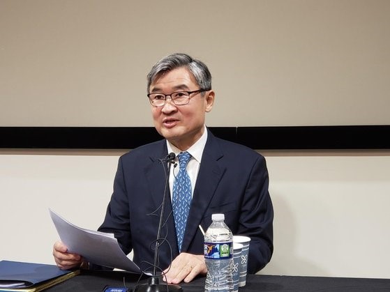 图为当地时间1月31日，韩国驻美大使赵太庸在华盛顿韩国文化院举行驻地记者座谈会。【照片来源：韩联社】