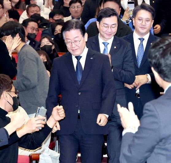 图为5日，共同民主党党首李在明出席在国会举行的全国青年委员会成立仪式。【照片来源：韩联社】
