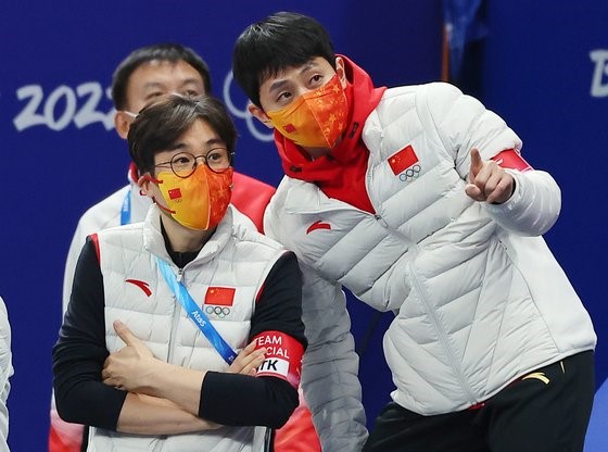 2022年北京冬奥会当时执教中国短道速滑代表队的金善台教练(左)和维克多·安。【照片来源：韩联社】