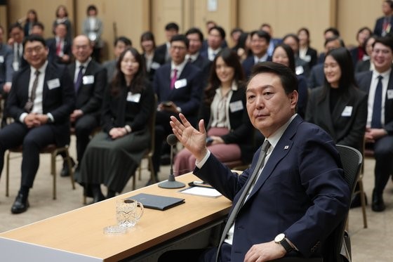图为7日，韩国总统尹锡悦在政府世宗会展中心举行的“与总统对话”上面向公职人员发言。【照片来源：韩总统室】