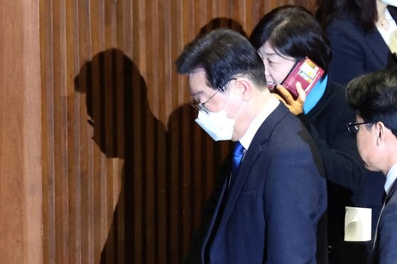 14日上午，国民力量党院内代表朱豪英在首尔汝矣岛国会进行了交涉团体代表演讲。图为共同民主党党首李在明走出大会场。【摄影：张珍煐 记者】