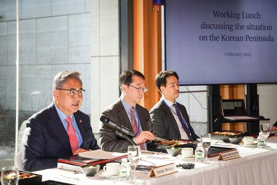 图为本月1日，韩国外交部长朴振访问美国并把出席在纽约举行的联合国安理会理事国大使座谈会作为首要行程。【照片来源：韩国外交部】