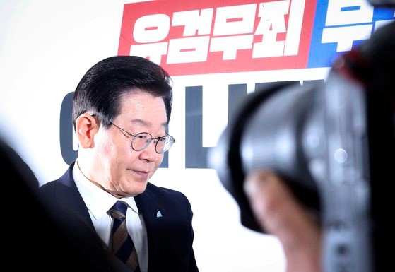 2月16日被检方提请逮捕令的共同民主党党首李在明在首尔汝矣岛召开紧急最高委员会后，正在离开会场。【摄影：张珍煐 记者】