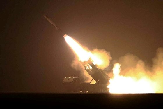 据朝中社24日报道，朝鲜23日凌晨在咸镜北道金策市一带进行了向东海发射“箭矢-2”型战略巡航导弹的训练。【照片来源：朝中社】