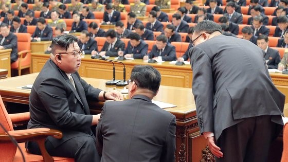 朝鲜召开劳动党第八届中央委员会第七次全体会议扩大会议，讨论了农业问题。朝鲜国务委员长金正恩出席并主持会议。【照片来源：韩联社】