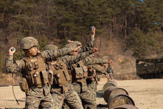图为韩美海军陆战队官兵在2月8日实施的KMEP联合演习中进行手榴弹投掷训练。【照片来源：美国国防部】