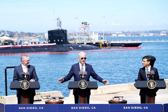 图为正在介绍AUKUS会谈结果的澳大利亚总理阿尔巴尼斯、美国总统拜登和英国首相苏纳克(左起)。【照片来源：美联社=韩联社】