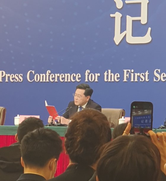 图为本月7日举行的记者招待会上，中国外交部长秦刚拿出《中华人民共和国宪法》宣称“台湾是中国神圣领土的一部分”。 【摄影：朴成训 驻北京记者】