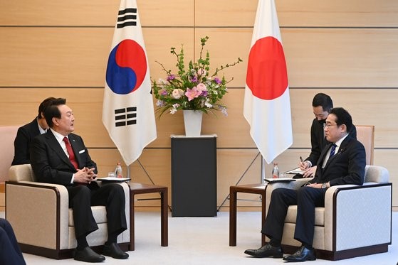 图为本月16日，韩国总统尹锡悦在日本首相官邸与日首相岸田文雄举行小范围会谈。【照片来源：NEWSIS】