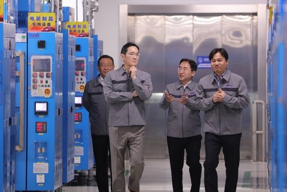 图为三星电子董事长李在镕(左二)24日前往位于中国天津的三星电机MLCC工厂，视察生产线并鼓励员工。【照片来源：三星电子】