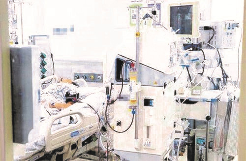 图为在首尔某大学医院重症监护室，癌症患者戴着血液透析器等延命医疗装置。【照片来源：中央图片库】
