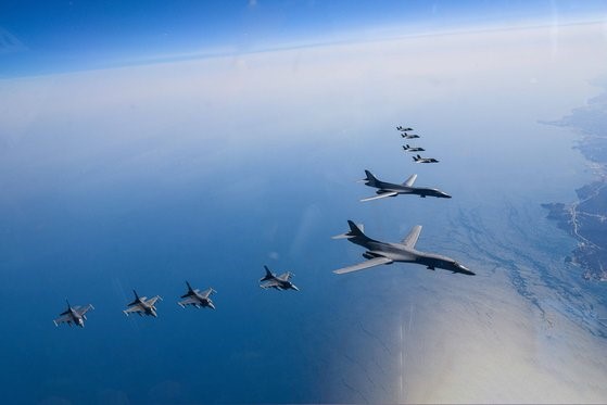 图为上月19日，韩美空军在韩半岛上空进行韩方F-35A战斗机和美国空军B-1B战略轰炸机及F-16战斗机参与的联合空中演习。【照片来源：韩国国防部】