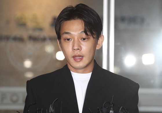 图为韩国演员刘亚仁上月27日前往位于首尔市麻浦区的首尔警察厅麻浦办公大楼，结束关于吸食毒品嫌疑的调查后，正在回答记者的提问。【照片来源：NEWS1】