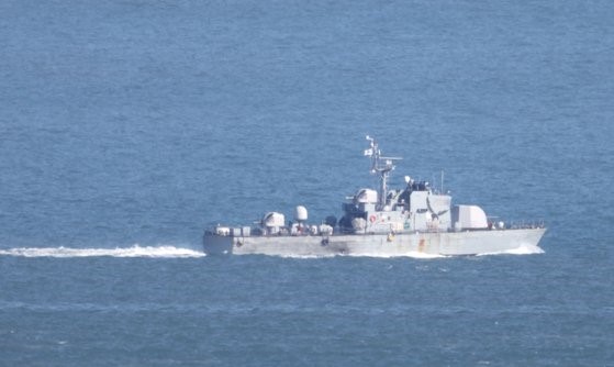 图为去年10月在白翎岛附近西海北方界线(NLL)巡逻的韩国海军快艇。【照片来源：韩联社】