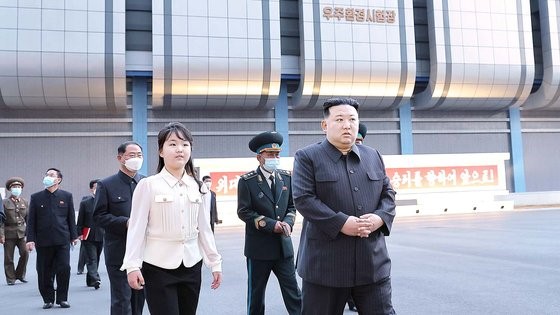 朝中社19日报道称，朝鲜国务委员长金正恩18日对国家宇宙开发局进行了现场指导。从公开的照片来看，金正恩的女儿金主爱也出现在现场。【照片来源：朝中社=韩联社】