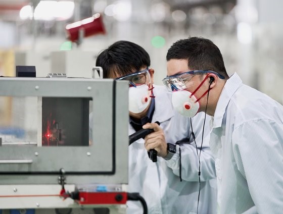 LG集团董事长具光谟(右)17日前往位于忠清北道清州的LG化学正极材料工厂，视察了生产线，并检查了电池核心材料——正极材料的全球供应链战略。【照片来源：LG集团】
