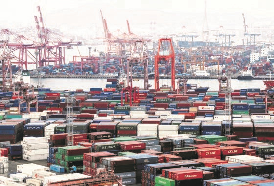 图为今年3月下旬釜山港集装箱装卸作业现场。【照片来源：韩联社】