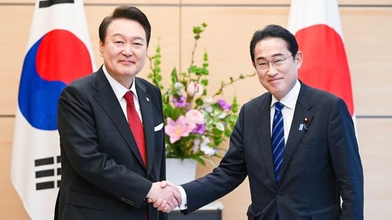 图为今年3月16日，韩国总统尹锡悦在东京首相官邸与日本首相岸田文雄举行韩日首脑小范围会谈前双方握手致意。【照片来源：韩联社】