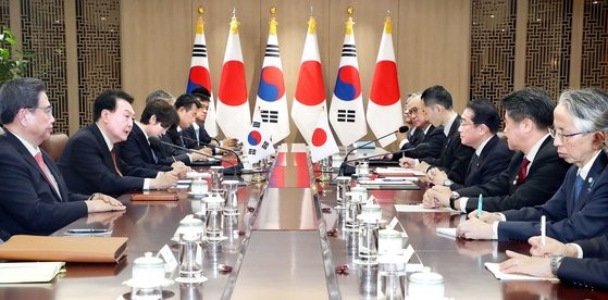 图为7日，韩国总统尹锡悦和日本首相岸田文雄(右三)在首尔龙山总统室办公大楼举行韩日首脑会谈扩大会议，两国部长等人士出席了会议。【照片来源：韩总统室摄影记者团】