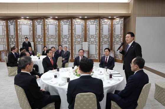 图为10日，尹锡悦总统在首尔龙山总统室办公大楼举行的“政府上台一周年午餐会”上发言。【照片来源：韩总统室】