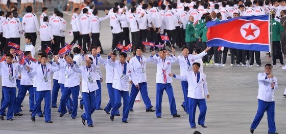图为2014年9月19日，在仁川亚运会主体育场举行的2014年仁川亚运会开幕式上，朝鲜代表团进入主体育场。【照片来源：共同摄影记者团】