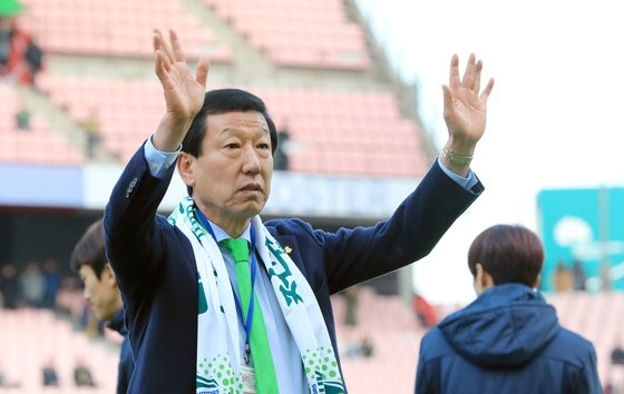 图为被选为山东泰山队新帅的崔康熙教练。【照片来源：NEWS1】