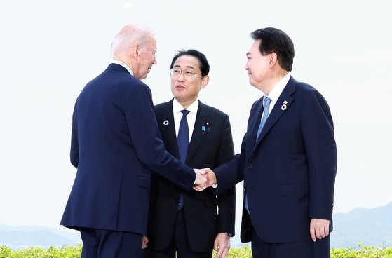 图为21日，以G7峰会观察员国领导人身份访问日本的尹锡悦总统在广岛格兰王子酒店举行韩美日首脑会谈之前，正在与美国总统拜登和日本首相岸田文雄打招呼。【照片来源：NEWSIS】