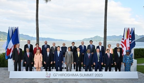 图为20日，以观察员国领导人身份出席七国集团(G7)峰会的韩国总统尹锡悦在日本广岛格兰王子大酒店与各国领导人及国际机构代表合影留念。【照片来源：2023年G7广岛峰会】