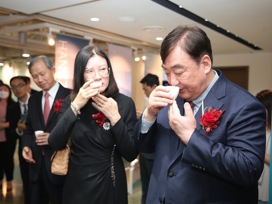 图为中国驻韩国大使邢海明(右)在活动中品茶。【照片来源：首尔中国文化中心】