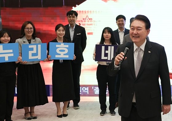 25日，韩国总统尹锡悦在总统办公室与罗老航天中心研究人员进行了视频通话，并祝贺“世界”号发射成功。【图片来源：总统办公室】